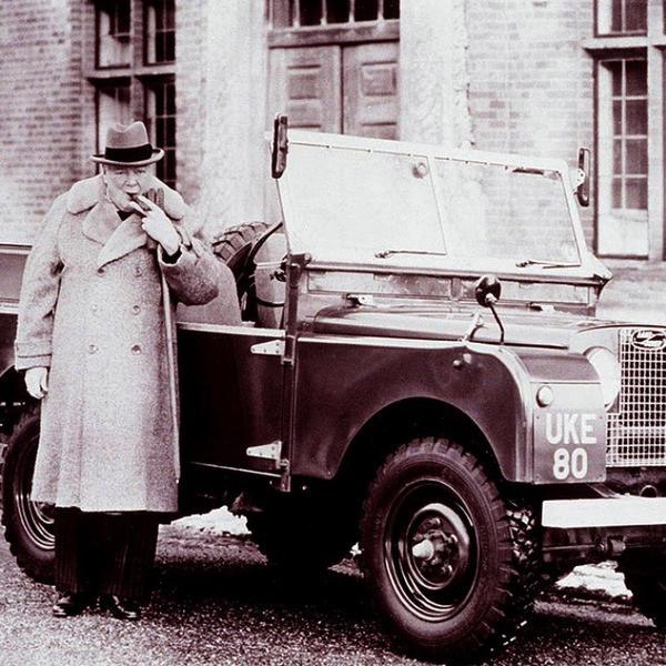 Negli anni 50, un ottantenne Winston Churchill si teneva al caldo con un Teddy Coat guidando la sua Land Rover personalizzata con tettuccio aperto.