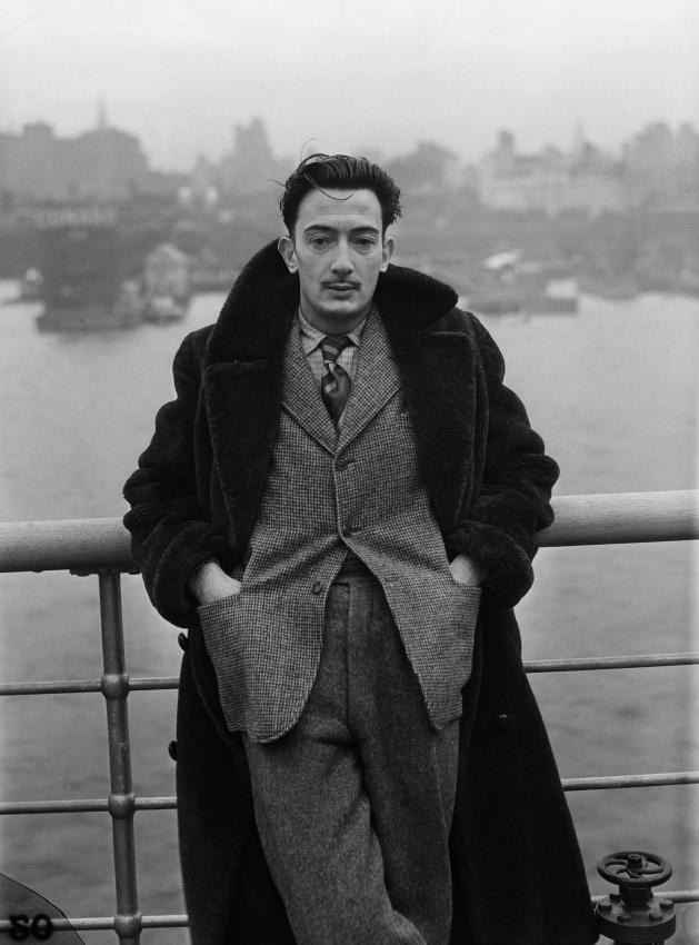 Salvador Dalì indossò Il cappotto Teddy per il viaggio in transatlantico che lo portò a New York nel 1936;